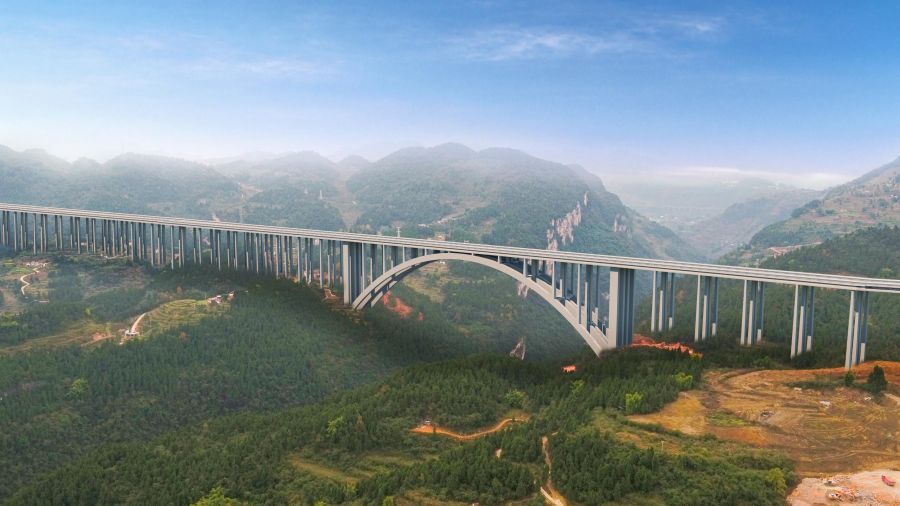 古金高速水落河特大橋，全長(zhǎng)1701米，為上承式鋼筋混凝土懸臂澆筑拱橋，跨徑335米，超過(guò)世界已知同類型最大跨徑拱橋---美國(guó)胡佛水壩大橋332m的跨徑，穩(wěn)居世界第一。該橋首創(chuàng)數(shù)字化智能橋梁建設(shè)、管理、施工作業(yè)體系，在結(jié)構(gòu)上為大跨度混凝土拱橋的設(shè)計(jì)提供基礎(chǔ)和參考，為山區(qū)寬幅薄壁箱型拱橋的懸臂施工提供技術(shù)經(jīng)驗(yàn)。.jpg