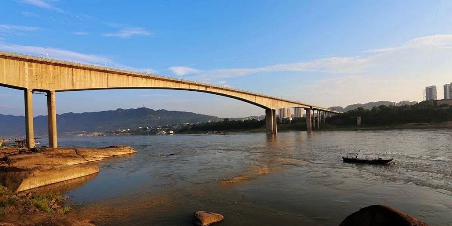 江安長江公路大橋，是金沙江、岷江在四川宜賓市會合正式稱為長江后，按沿江而下順序排列的第一座縣級已建成的長江大橋。大橋建成后貫通3條省道，將改善川南地區的路網結構，優化川南旅游環線，對促進地方經濟和社會發展起到推動作用。.jpg