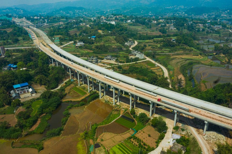 瀘永高速公路隆敘鐵路跨線橋設計橋長 482.25m，孔數及孔徑 (孔-m)：19×25；該橋上部結構采用預應力砼(后張) 小箱梁；下部結構橋臺采用 U 臺，橋墩采用柱式墩，橋墩采用樁基礎，橋臺采用擴大基礎。項目的建成為瀘州構建區域性綜合交通樞紐，打造旅游集散中心提供有力支撐，為帶動成渝經濟區“雙核五帶”布局，促進成渝地區區域合作發展具有重要意義。.jpg