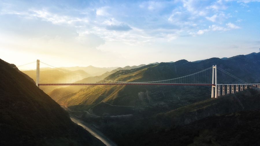 敘古高速赤水河紅軍大橋，全長2009米，主橋?yàn)?200米雙塔單跨鋼桁梁懸索橋，主塔高243.5米，是當(dāng)時(shí)世界上同類型橋梁中主塔高度第一、跨徑第二的峽谷懸索大橋，位于川黔交界的烏蒙山區(qū)和中國工農(nóng)紅軍“四渡赤水”的革命老區(qū)，是中國第一座以紅軍命名的特大橋，創(chuàng)造了29個(gè)月建世界一流大橋的記錄，榮獲國家優(yōu)質(zhì)工程獎(jiǎng)、李春獎(jiǎng)等多個(gè)獎(jiǎng)項(xiàng)。.jpg
