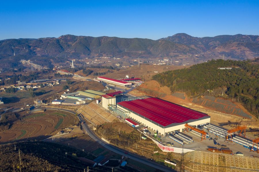 沿江高速“智慧梁廠”位于寧攀段ZCB1-19標(biāo)段，項(xiàng)目以“全自動(dòng)標(biāo)準(zhǔn)化建設(shè)”為核心理念，開創(chuàng)了預(yù)制梁全過(guò)程自動(dòng)化生產(chǎn)線和全系統(tǒng)智能化管理的先河，實(shí)現(xiàn)了梁板生產(chǎn)施工減人60%、產(chǎn)量提速200%、質(zhì)量合格率達(dá)100%，對(duì)提升沿江高速工程質(zhì)量安全、加快工程進(jìn)度起積極推進(jìn)作用，是“智慧沿江”建設(shè)的重要環(huán)節(jié)，為山區(qū)高速公路工業(yè)化生產(chǎn)積累了寶貴經(jīng)驗(yàn)。.jpg