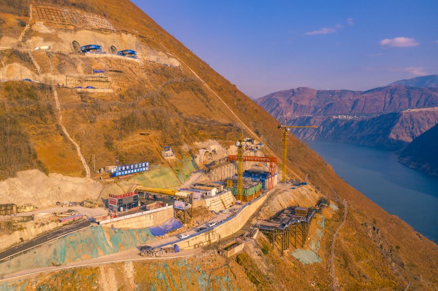 沿江高速寧巧隧道是川滇連接通道，在四川境連接涼山州寧南縣，在云南境連接昭通市巧家縣。該隧道為微瓦斯隧道，設計為雙洞雙向隧道，左線長度為9069米，右線為9103米，屬傍山特長隧道。隧道最大埋深639米，是國內最長的凹型豎曲線高速公路隧道，隧道出口段采用整體式直中墻連拱形式，中墻厚度僅1.4米，是國內高地震烈度區最薄的直中墻。.jpg