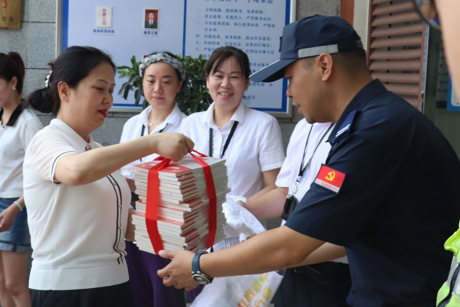 7月12日-13日，四川省紀委監委駐蜀道集團紀檢監察組組長、蜀道集團黨委委員、紀委書記張毅率隊赴宜瀘宜敘公司開展半年度安全環保綜合督查暨防汛減災專項督查和“夏送清涼”慰問活動 (1).jpg